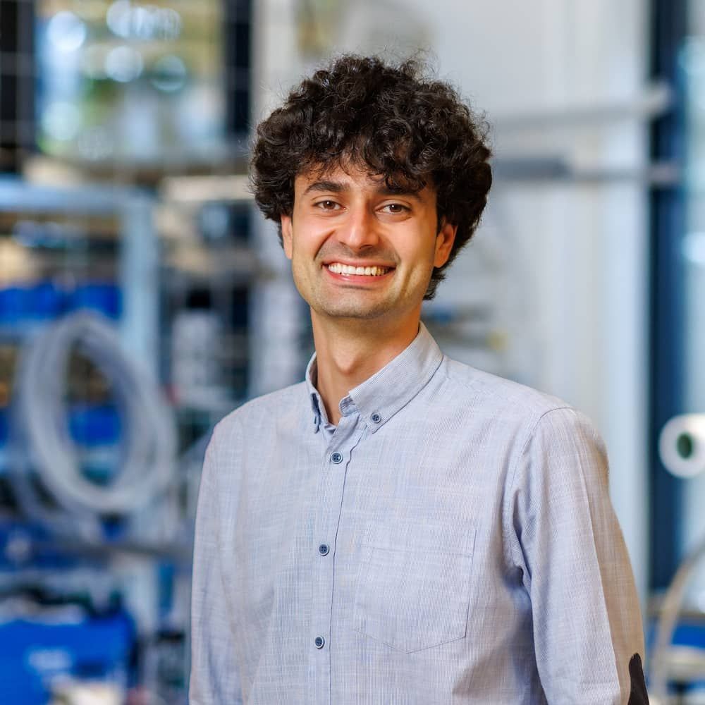 Portrait picture of scientific sales engineer Hossein Alinia of Demcon convergence
