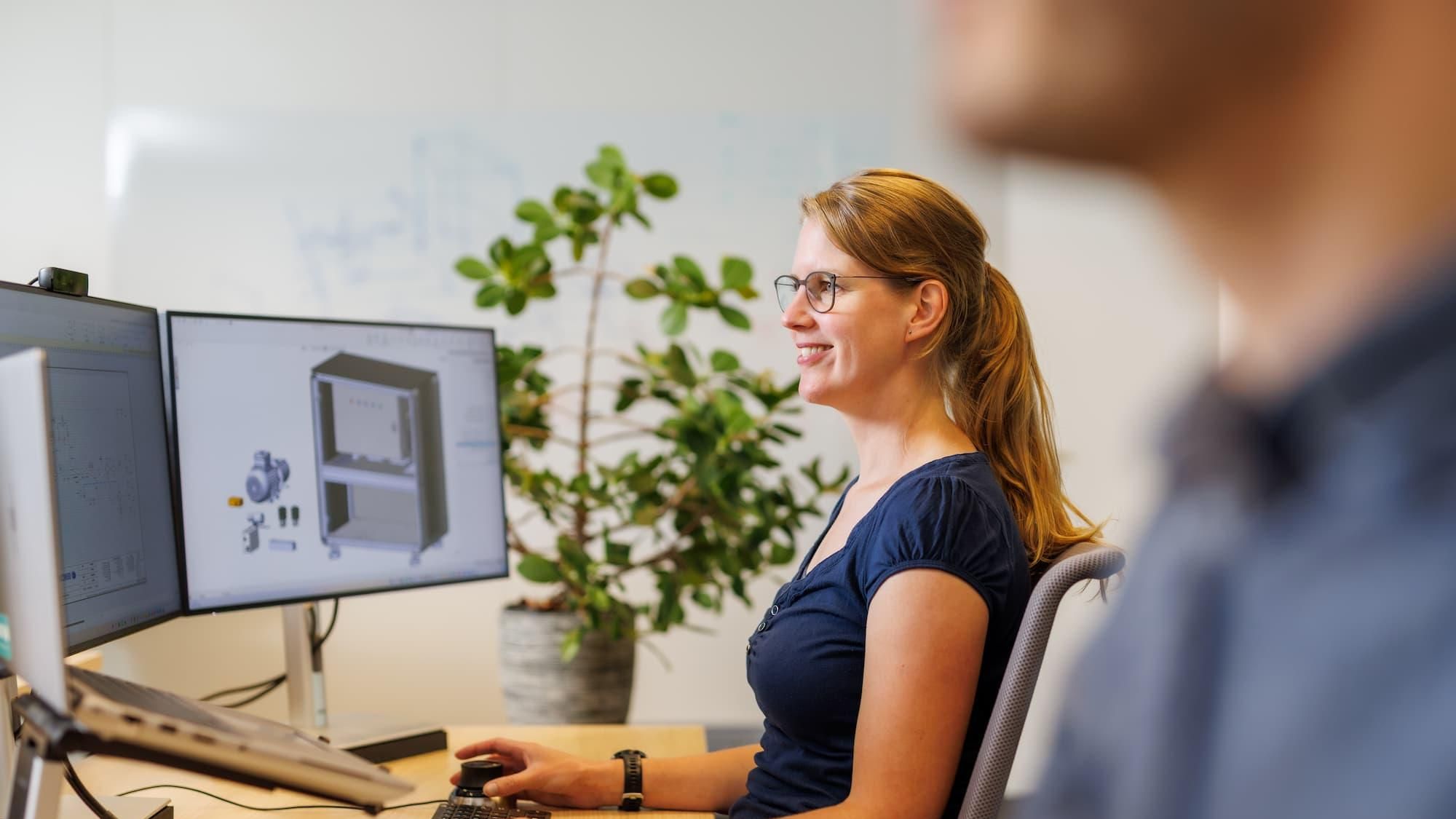 demcon-convergence-female-engineer-desk